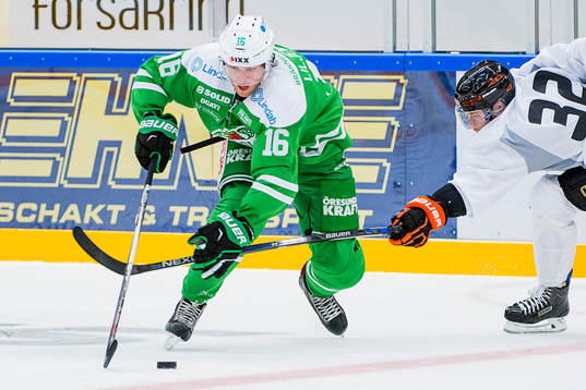 Rögles Christopher Liljewall jagas av Karlskronas Anton