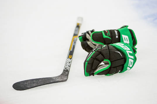 En hockeyklubb och ett par handskar ligger på isen