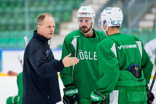 Rögles tränare Anders Eldebrink instruerar Ivan Baranka
