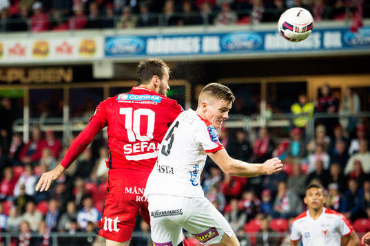 Norrköpings Emir Kujovic vinner en duell mot Kalmars