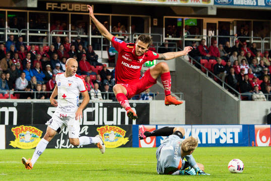 Norrköpings Arnor Ingvi Traustason och Kalmars målvakt