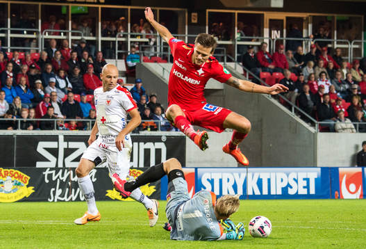 Norrköpings Arnor Ingvi Traustason och Kalmars målvakt