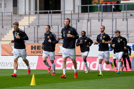 GAIS värmer upp innan fotbollsmatchen i Superettan mellan