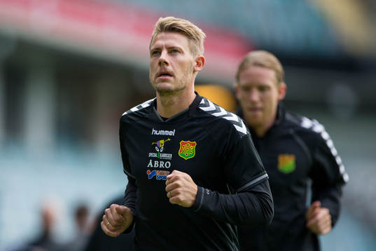 GAIS Patrik Ingelsten värmer upp innan fotbollsmatchen i