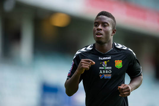 GAIS Kieron Cadogan värmer upp innan fotbollsmatchen i