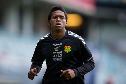 GAIS Luther Singh värmer upp innan fotbollsmatchen i