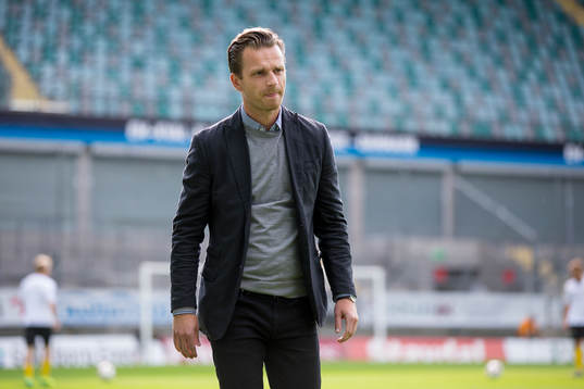 Frejs tränare Bartosz Grzelak innan fotbollsmatchen i