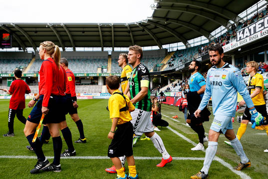 GAIS Patrik Ingelsten och målvakt Tommi Vaiho på väg in