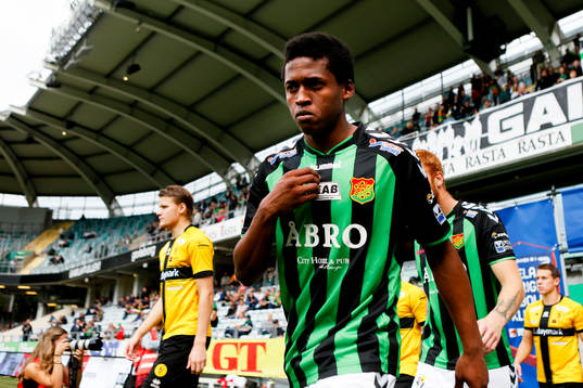 GAIS Luther Singh på väg in till fotbollsmatchen i