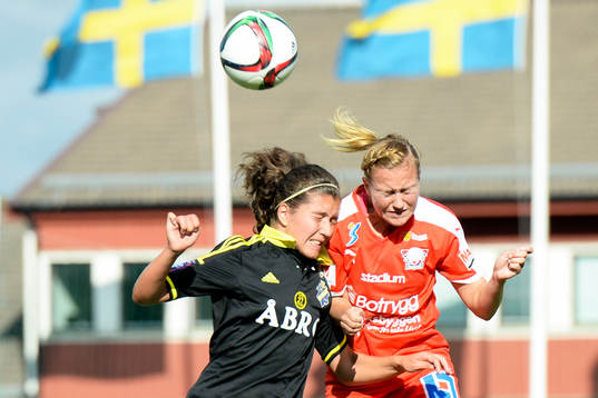 AIKs Loreta Kullashi och Linköpings Kristine Minde