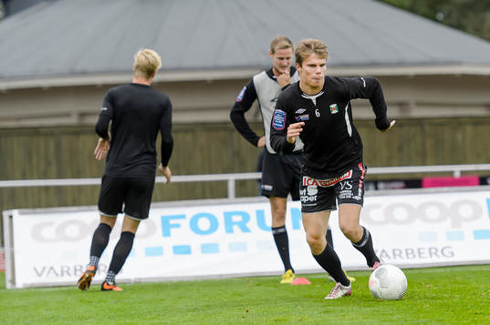 Varbergs Elias Andersson före fotbollsmatchen i Superettan