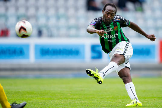 GAIS Reuben Ayarna skjuter ett skott
