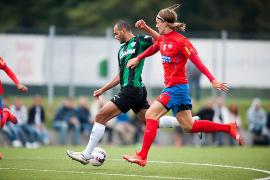 Högaborgs Ali Dirawi skjuter in 0-1 målet