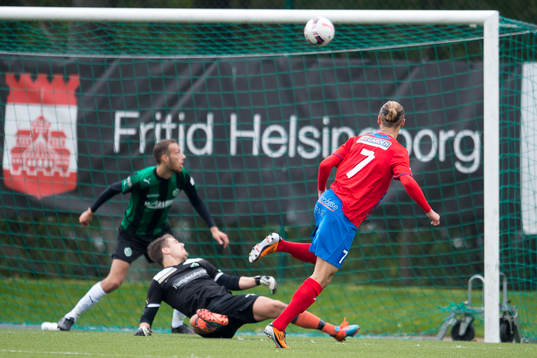 Helsingborgs Akademi Jonathan Levi skjuter in bollen bakom