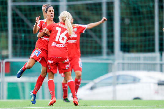 Linköpings Claudia Neto och Pernille Harder jublar