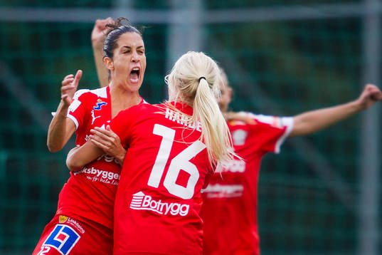 Linköpings Claudia Neto och Pernille Harder jublar
