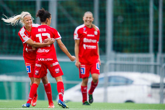 Linköpings Claudia Neto och Pernille Harder jublar