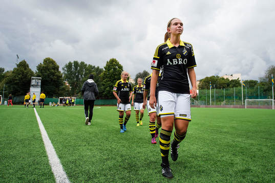 AIKs Sarah Storck deppar när hon lämnar planen