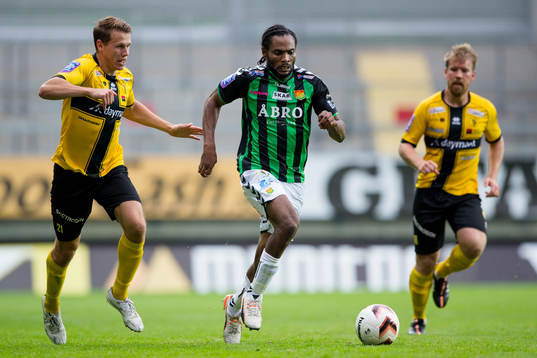 GAIS Richard Ntomba Ekunde före Frejs Philip Wiström och