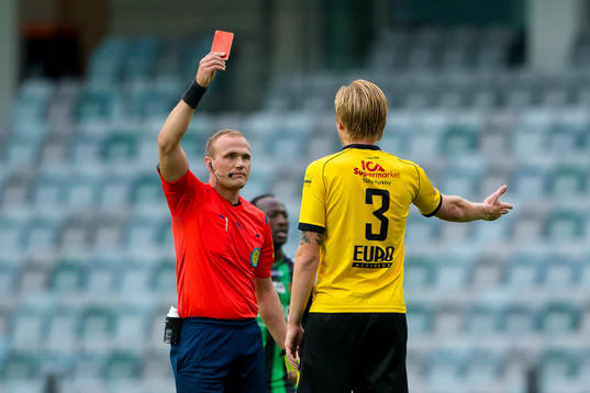 Domare Patrik Eriksson ger Frejs Cristoffer Ericson rött