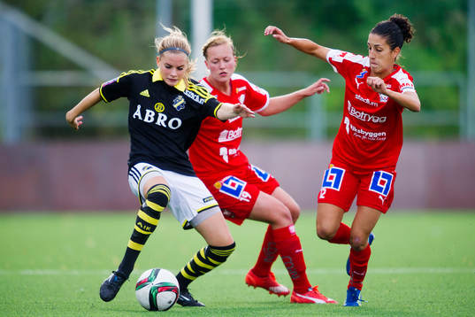 AIKs Julia Ekholm försöker ta sig förbi Linköpings