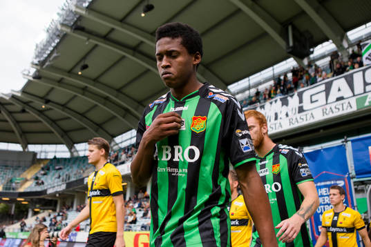 GAIS Luther Singh på väg in till fotbollsmatchen i