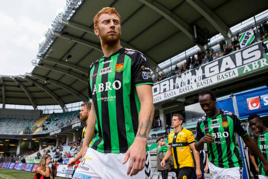GAIS Calle Svensson på väg in till fotbollsmatchen i