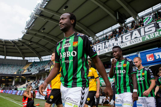 GAIS Reuben Ayarna på väg in till fotbollsmatchen i
