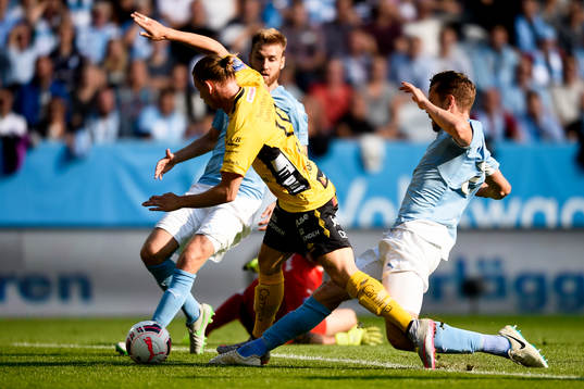 Elfsborgs Simon Hedlund går omkull i straffområdet
