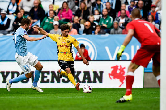 Elfsborgs Arber Zeneli och Malmö FFs Kari Arnason och