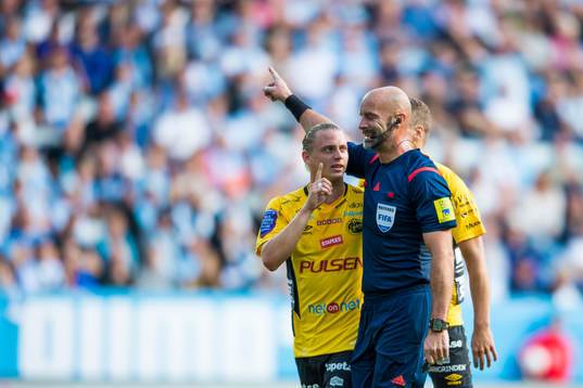 Elfsborgs Simon Hedlund diskuterar med Domaren Stefan