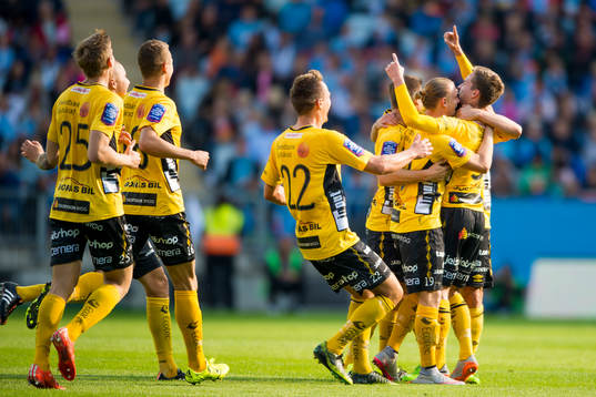 Elfsborgs Adam Lundqvist (höger i bild) jublar med övriga