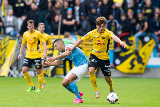Elfsborgs Arber Zeneli tar sig förbi Malmö FFs Nikola