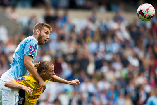 Luftduell mellan Malmö FFs Rasmus Bengtsson och Elfsborgs