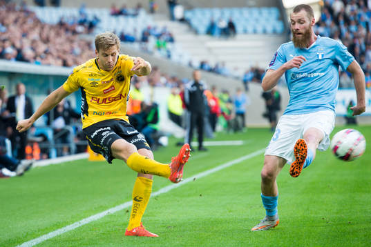 Elfsborgs Niklas Gunnarsson lägger bollen förbi Malmö