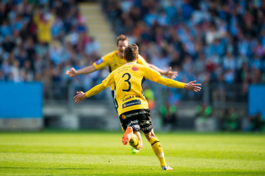Elfsborgs Adam Lundqvist (rygg mot kameran) jublar