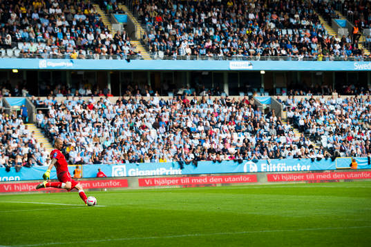Malmö FFs målvakt Johan Wiland skjuter en utsprack med