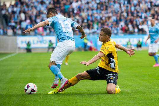 Elfsborgs Viktor Claesson bryter bollen från Malmö FFs