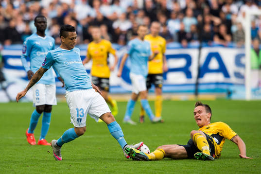 Elfsborgs Viktor Prodell bryter bollen från Malmö FFs