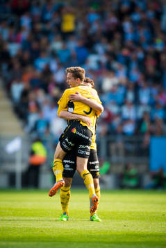 Elfsborgs Adam Lundqvist jublar i Henning Haugers (skymd)