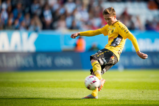Elfsborgs Adam Lundqvist laddar skott och skjuter 0-1