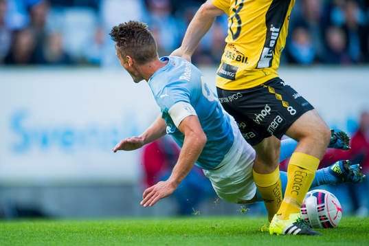 Malmö FFs Markus Rosenberg faller i straffområdet