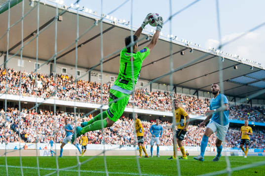 Elfsborgs målvakt Kevin Stuhr Ellegaard räddar ett skott