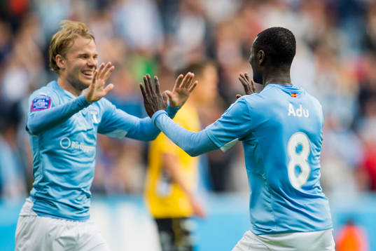 Malmö FFs Oscar Lewicki kramar om Enock Kofi Adu som gjort