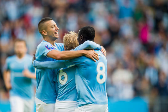Malmö FFs Nikola Djurjic och Oscar Lewicki kramar om Enock