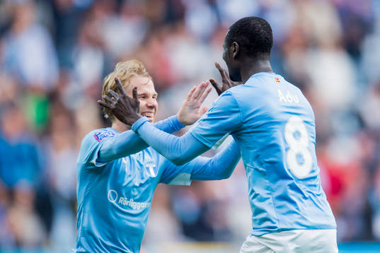 Malmö FFs Oscar Lewicki kramar om Enock Kofi Adu som gjort