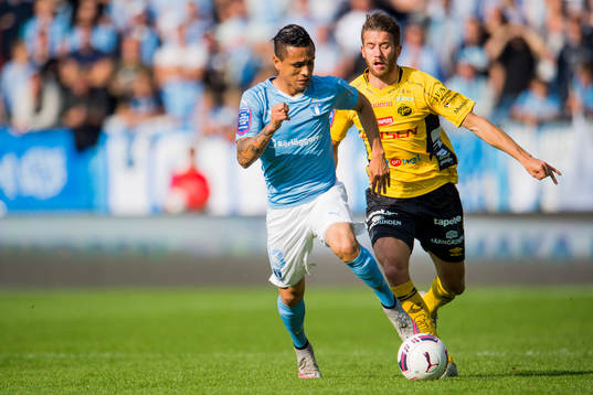 Malmö FFs Yoshimar Yotún jagas av Elfsborgs Marcus Rohdén