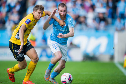 Elfsborgs Niklas Gunnarsson jagar Malmö FFs Jo Inge Berget