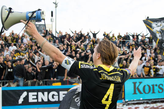 s Nils-Eric Johansson jublar
