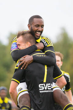 s Henok Goitom och Fredrik Brustad jublar